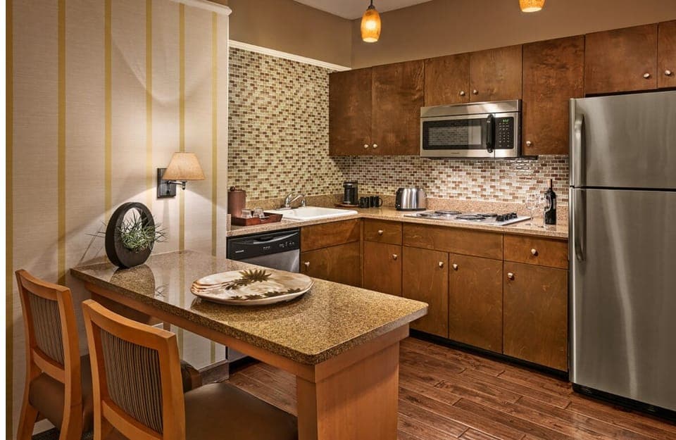 Cook and snack easily in the fully equipped kitchenette