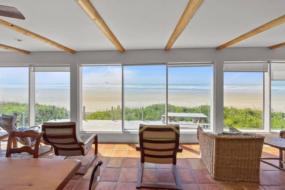 Welcome to Casa Pacifica, a fantastic oceanfront Arch Cape vacation home that boasts some incredible views of the Northern Oregon Coast.
