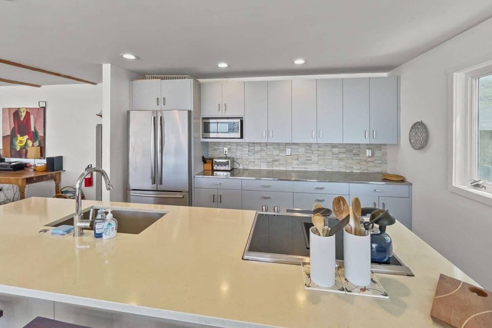 Cook delicious meals for breakfast, lunch, and dinner in this fully equipped kitchen. We suggest grabbing some seafood from a local market.