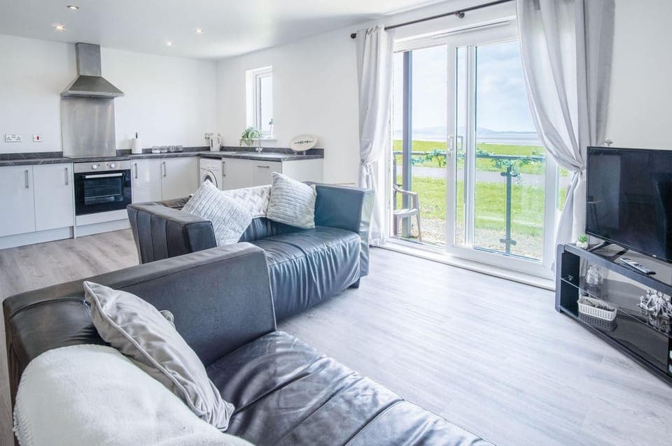 Beach View - 2 Bedroom Apartment - Llanelli (4996)