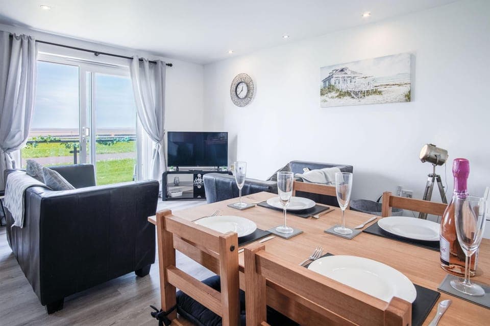 Beach View - 2 Bedroom Apartment - Llanelli (4990)