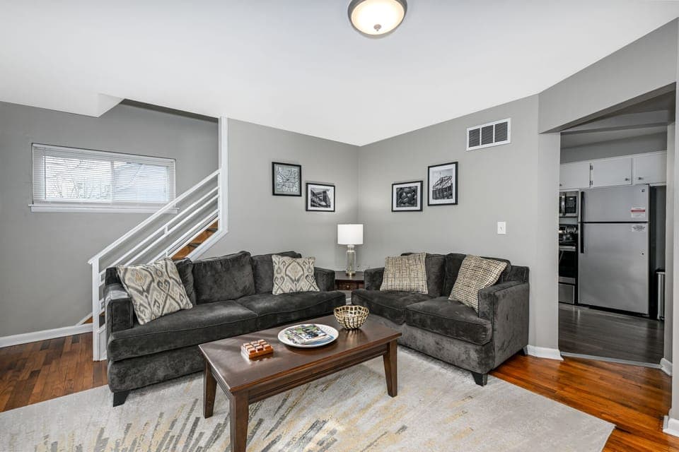 Relaxing Living Room! 50" smart TV, sofa, loveseat, coffee table, lamp 