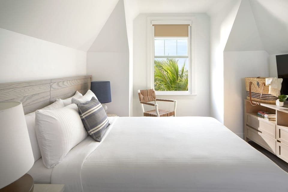 Unit with 1 Queen size beds with Garden View