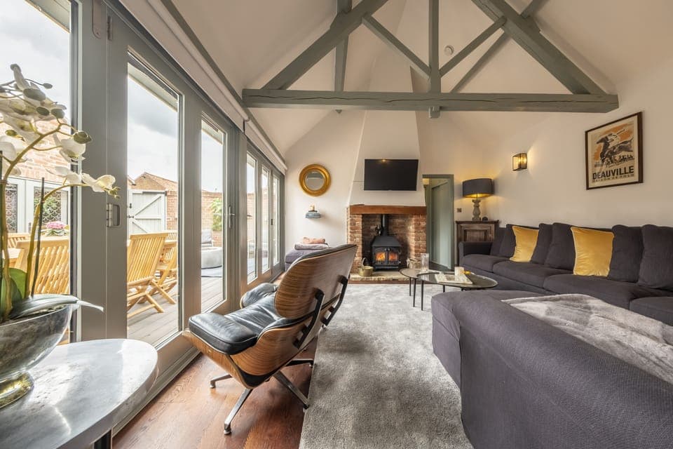 Tern Cottage, Burnham Market: The stunning sitting room with bi-fold doors to the garden