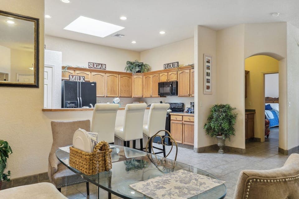 Dining Area & Kitchen | Drip Coffee Maker | Complimentary Coffee | Toaster