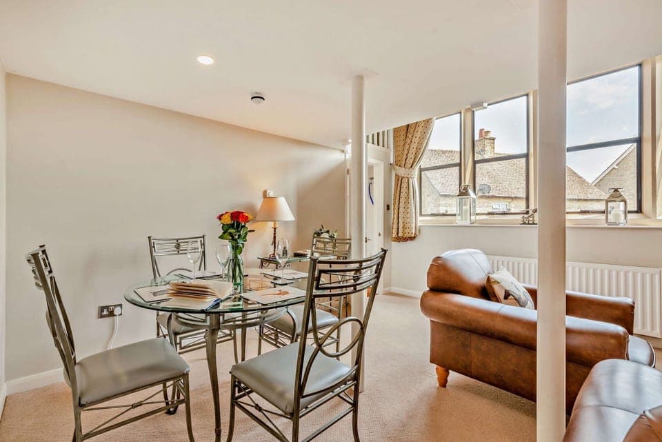 The Old School House Dining Area - StayCotswold