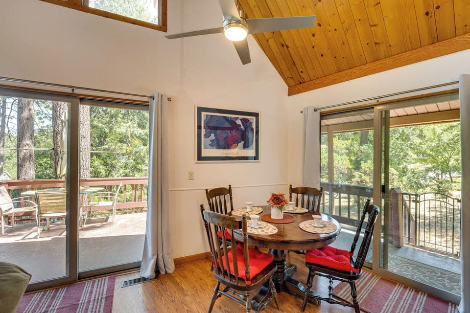 Dining Area | Dishware/Flatware Provided