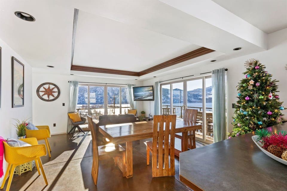 Winter & holiday vibes: open main floor