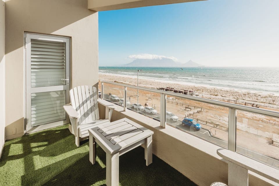 Balcony with Table mountain and sea views.
