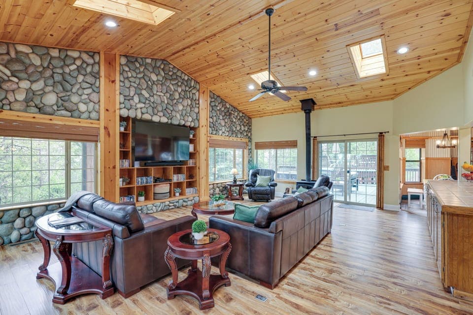 Mi-Wuk Village Vacation Rental | 4BR | 3BA | 3,199 Sq Ft | Stairs Required