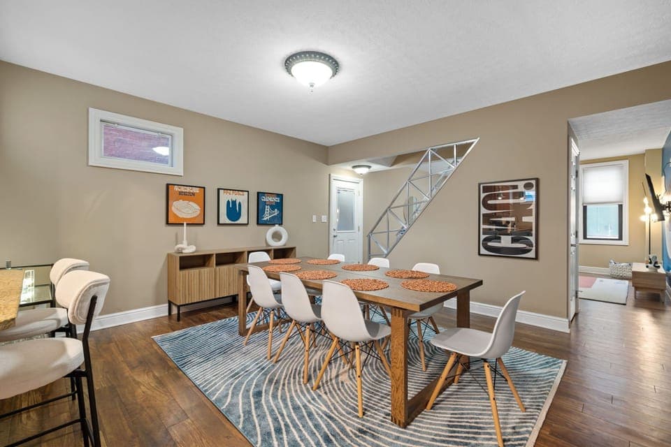 Dining room with 2-seater bar area 