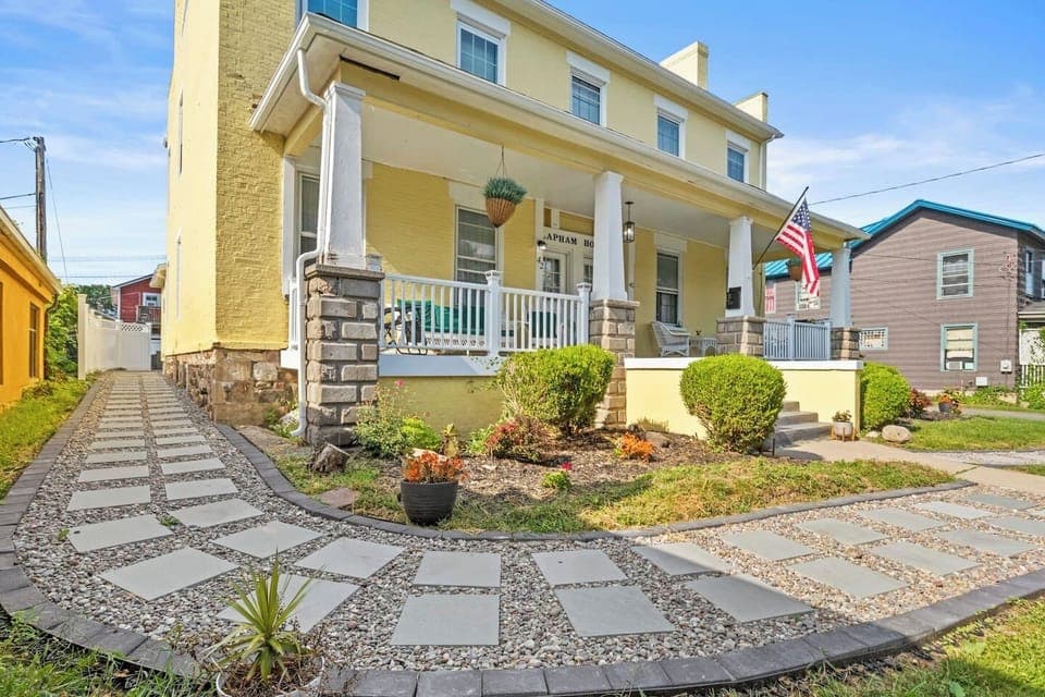 Scenic Pathway: Garden Views and Wide-Open Spaces