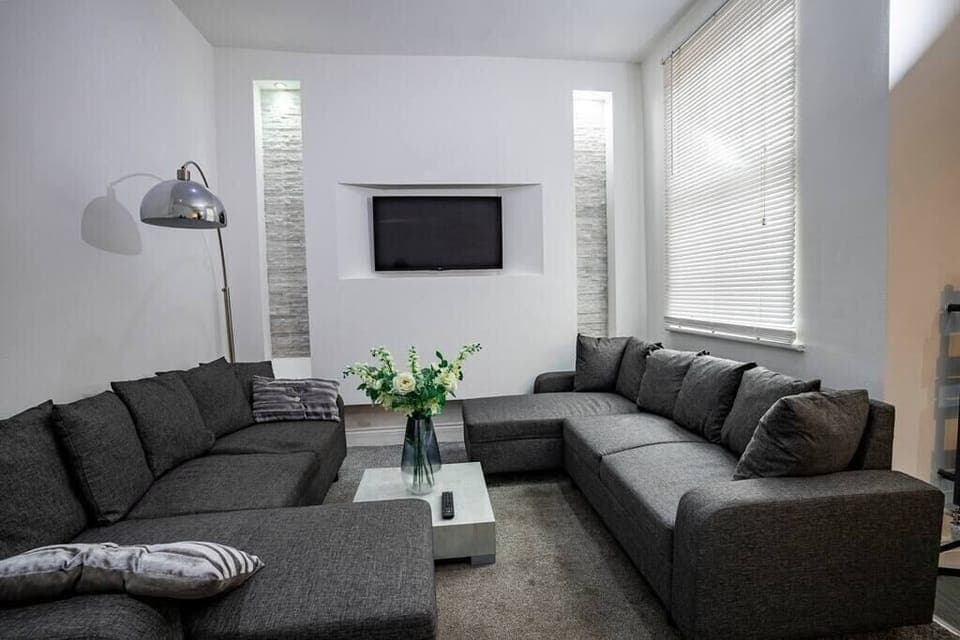 Roscoe House Middlesbrough Workstays living room