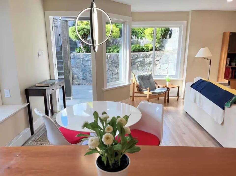 Location, Location, Location -10 minutes to the beach or skiing!