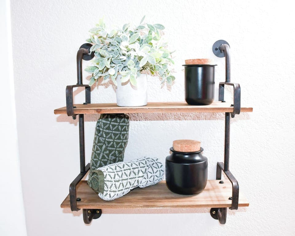 Guest bathroom decorative shelf