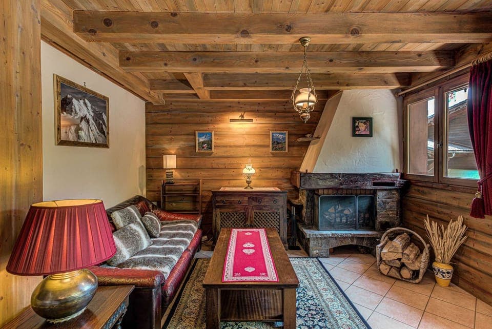 Cosy fire place Chalet Blackbushe