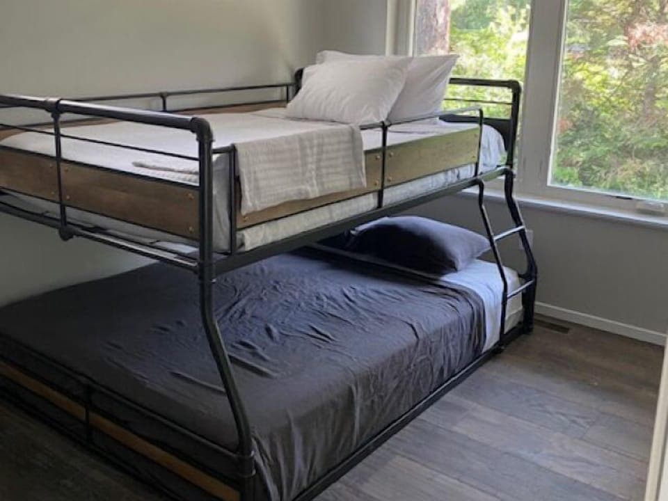 4 bedrooms, travel crib, WiFi, bed sheets