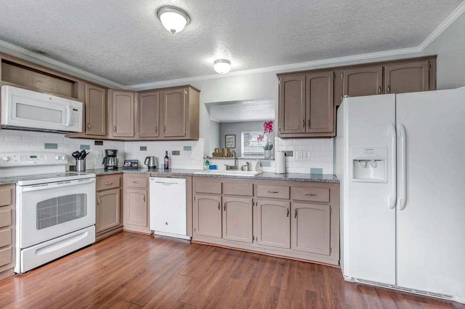 Full kitchen.