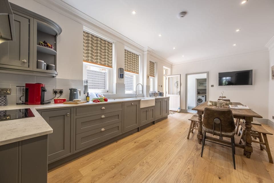 Ground floor: Kitchen and dining table