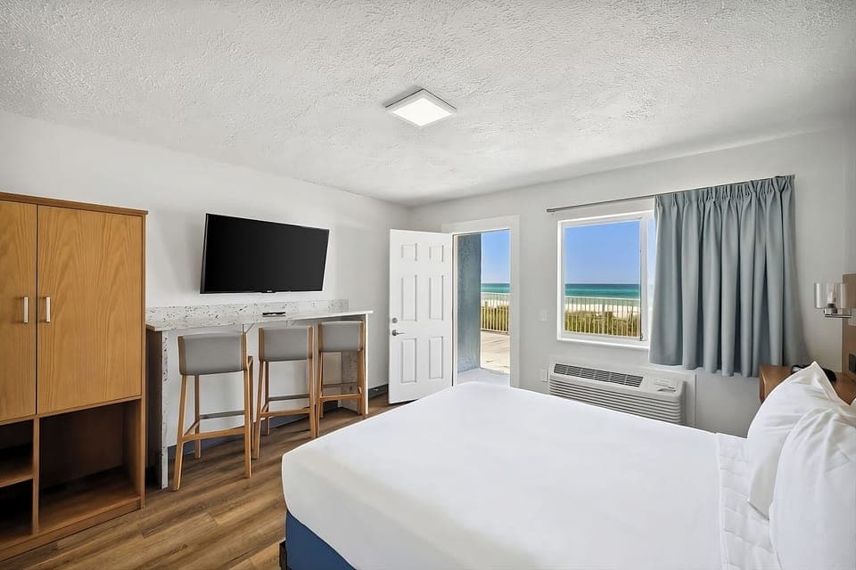 Lounge with ocean views and enjoy easy bar seating.