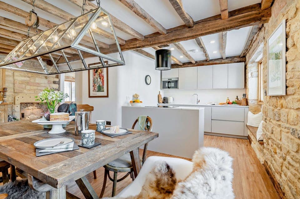 Butcher's Flat Dining Area - StayCotswold