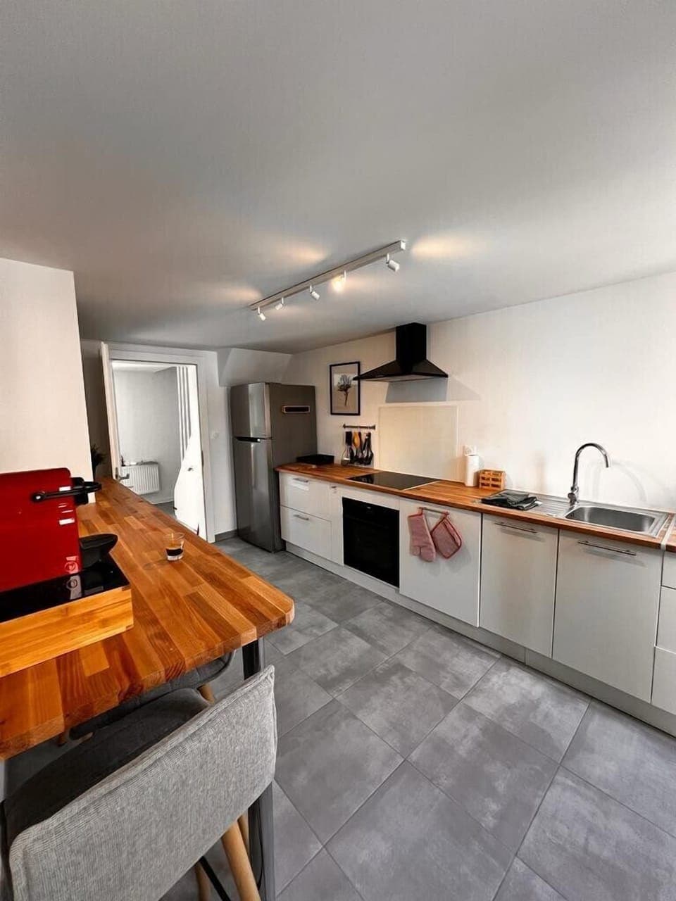 Kitchen fully equipped with counter for breakfast
