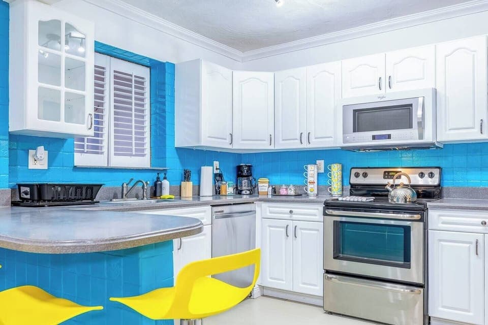 Explore the magic of home cooking in our culinary sanctuary. Our kitchen invites you to enjoy moments of connection and flavor in a cozy atmosphere.
