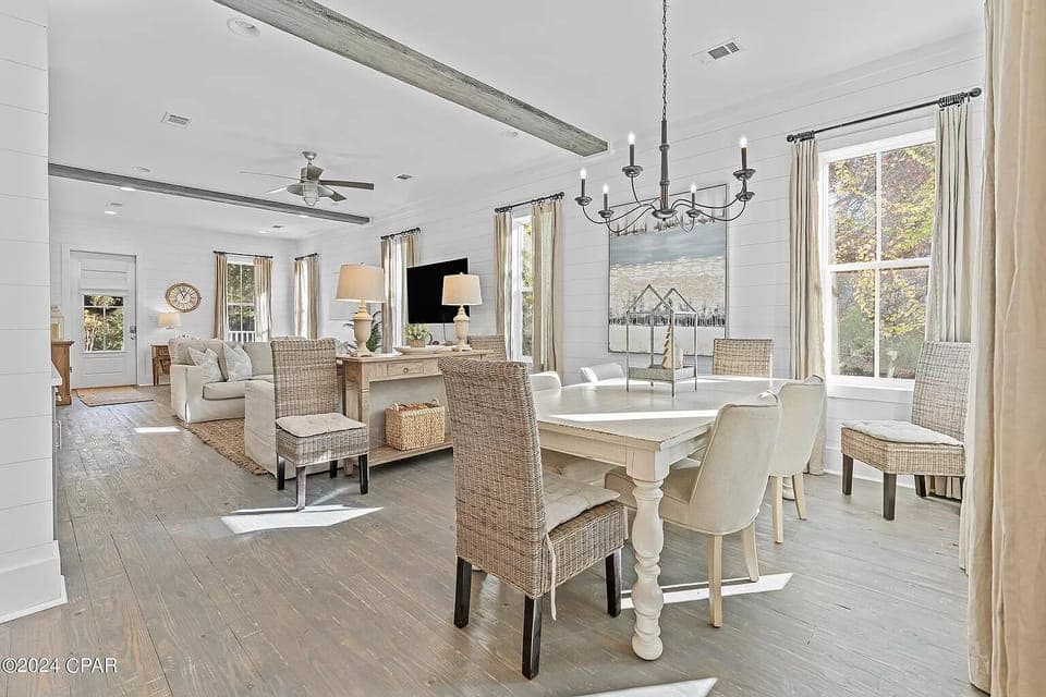 Dining Area seating 6 guests (extra chairs available) and also 4 seats at the Breakfast Bar