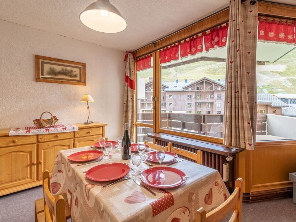 Table, Furniture, Sky, Building, Plant, Water, Interior Design, Chair, Shade, Cloud