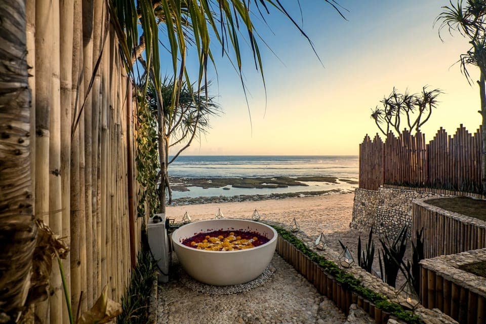 Outdoor bathtub, Ocean view