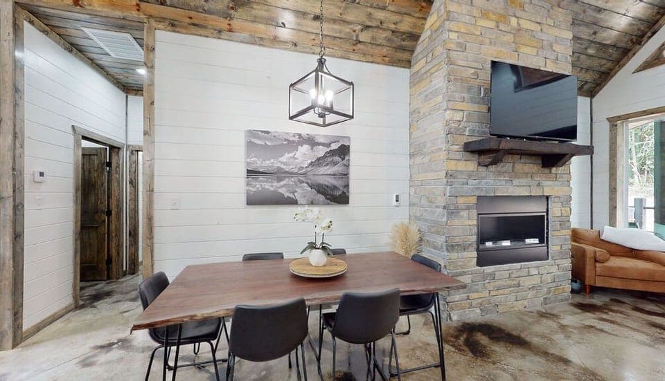 Placid-Pines-Dining-Room