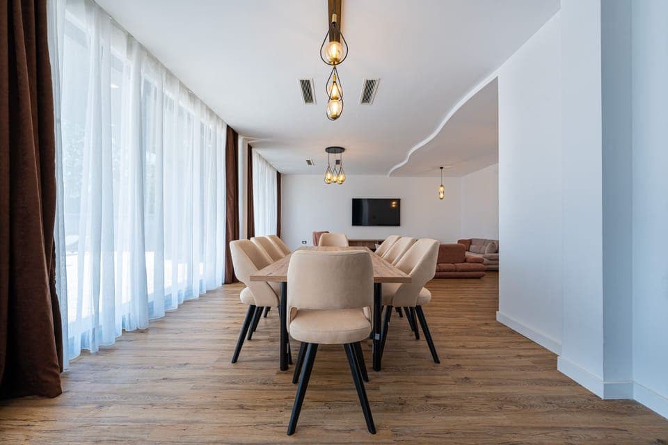 Spacious, clean and modern ambiance