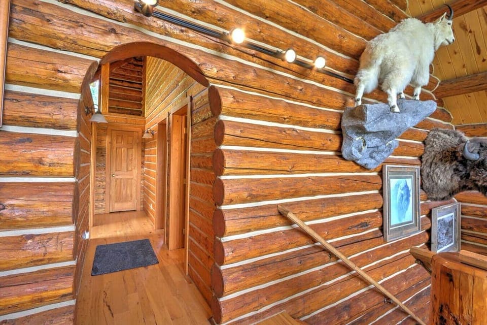 Hallway leading to bedrooms and bathroom
