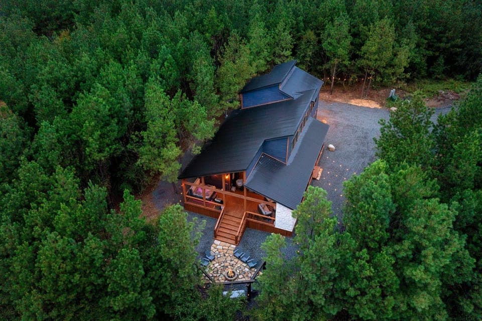 Sip and Stay Hideaway Cabin Back Yard