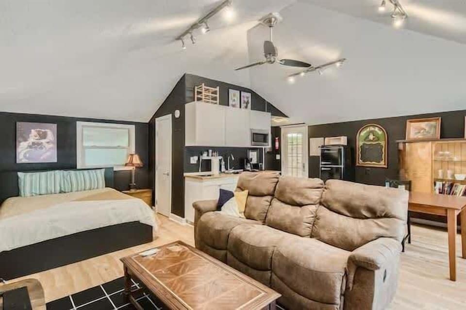 Family-friendly living area with plenty of seating and space to stretch out.