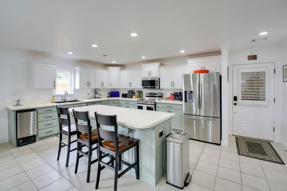 Kitchen | Cooking Basics | Coffee Maker | Paper Towels/Trash Bags Provided