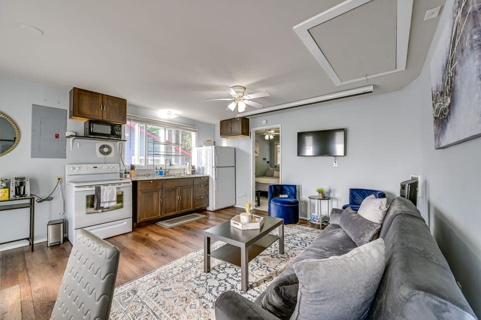 Des Moines Vacation Rental | 1BR | 1BA | 900 Sq Ft | 1 Step to Enter