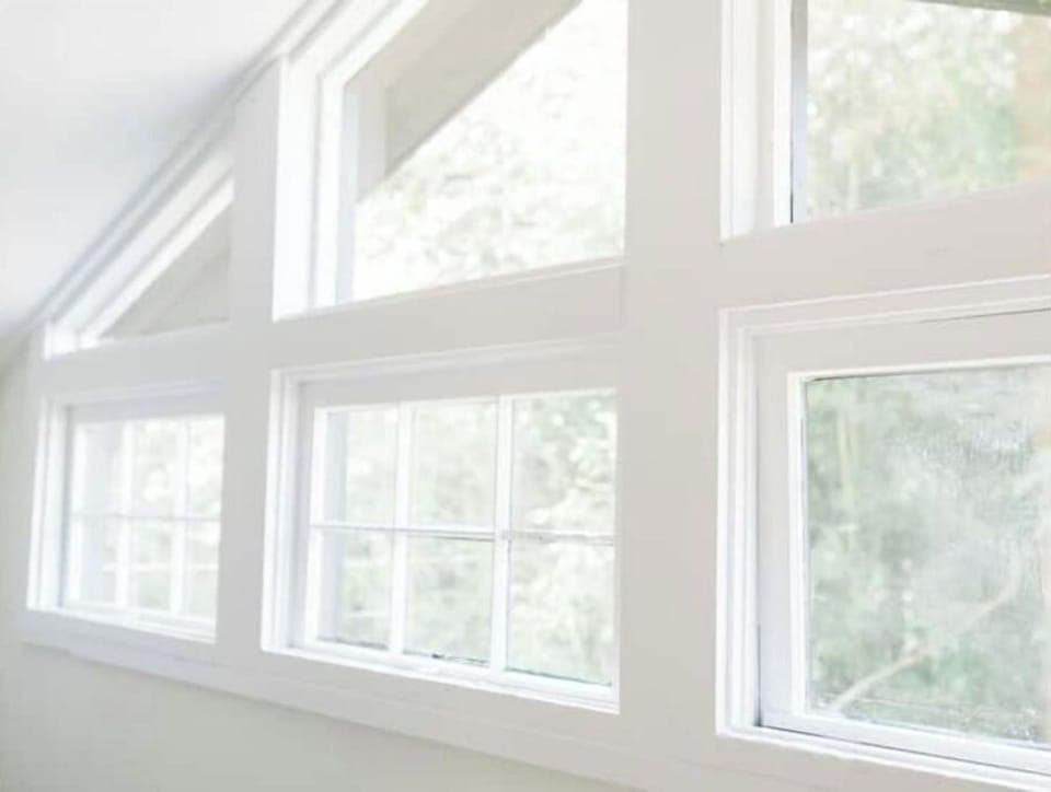 Bedroom w/ queen size bed