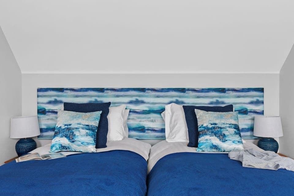 Twin beds which can be configured into a super king, bedside tables with lighting - 4 The Vista, Willingcott