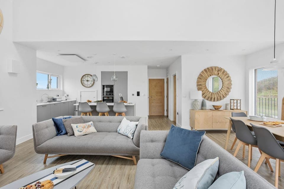 Sofa seating for 8 guests, open plan living area - 7 The Vista, Willingcott