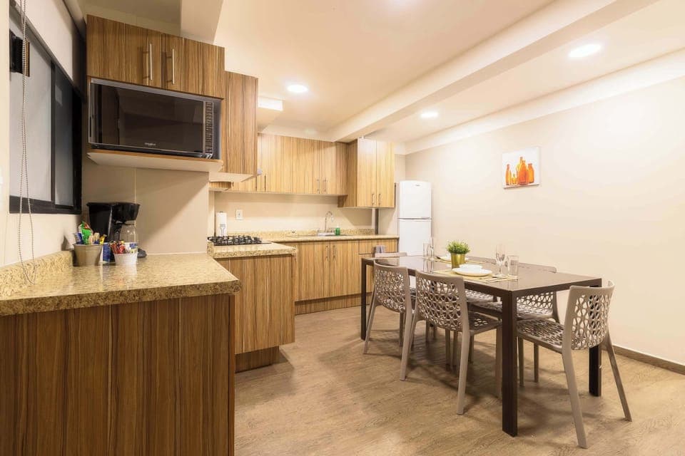 Complete kitchen/dinning area