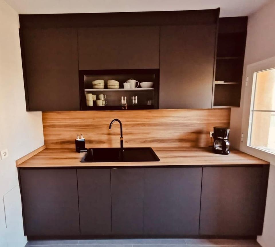 Washing machine and Dishwasher on this side of the kitchen