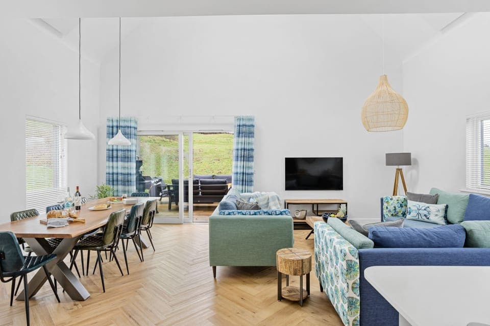 Open plan living area with access to the patio - 9 The Vista, Willingcott