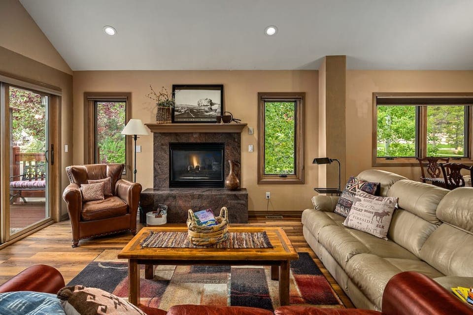 Large Cascades 4 Bedroom, 3 Bath Property with AC, New Hot Tub!