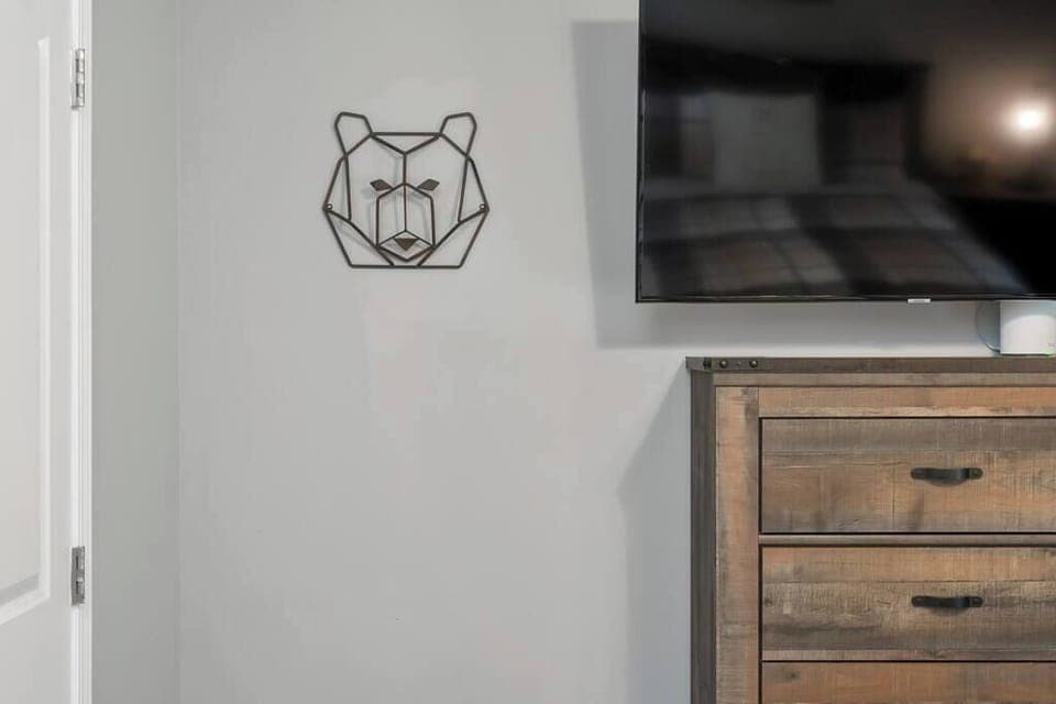 Sunset Grizzly Bedroom (5)