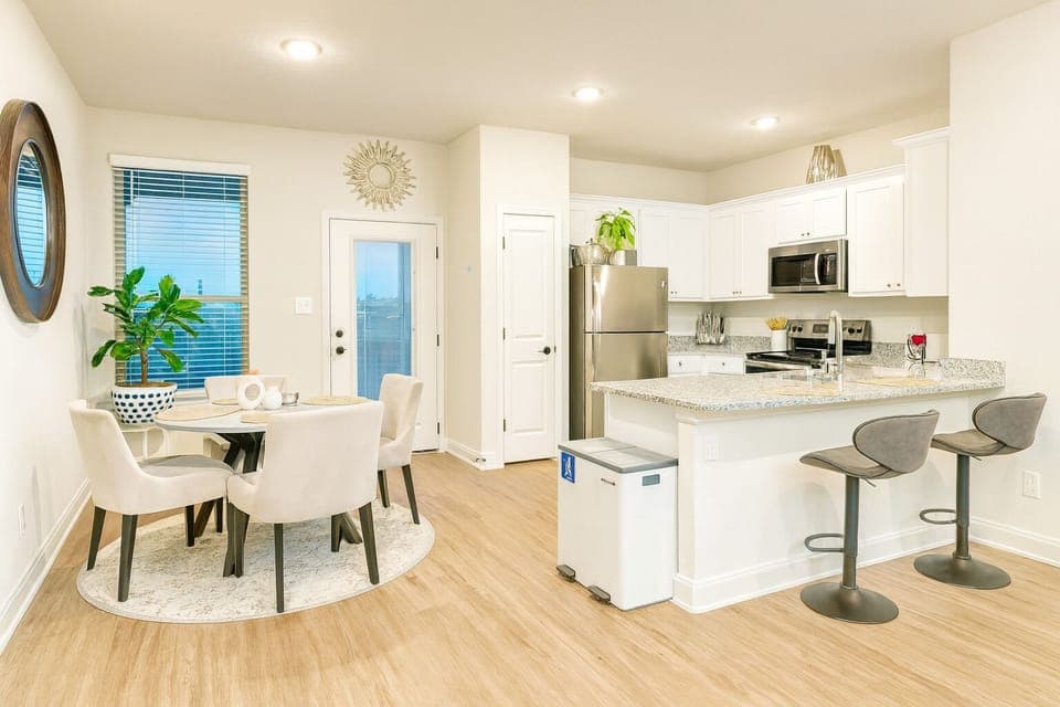 Full Kitchen and spacious dining area