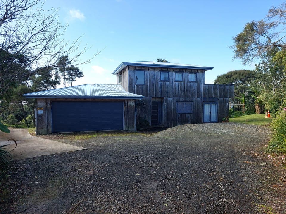 Full house picture seen upon entering the property, parking is to the right side