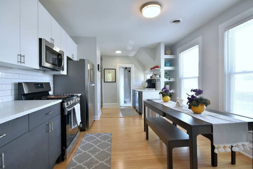 Eat in kitchen for 4-6 people