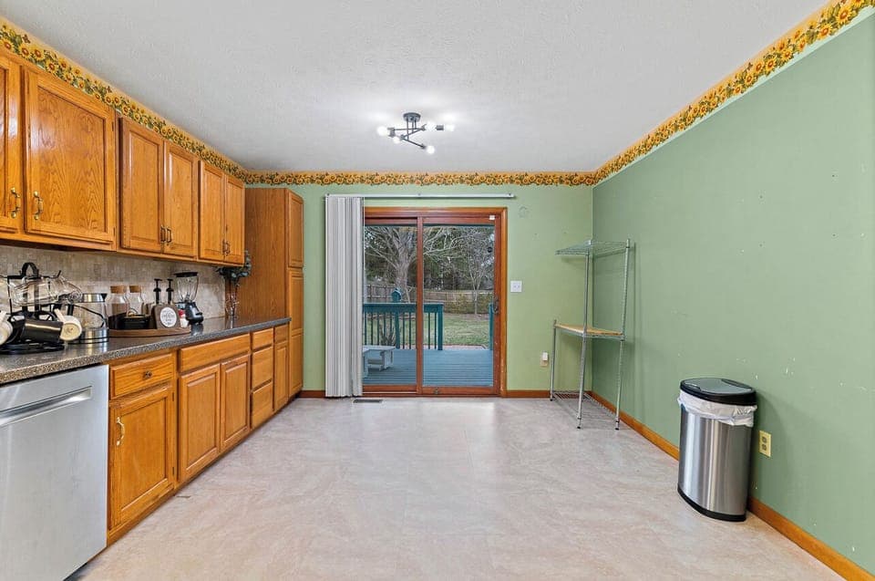 Fully equipped kitchen with lots of storage space.