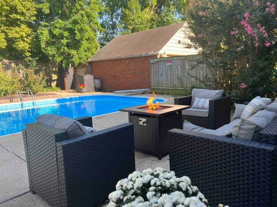 Back patio/pool area